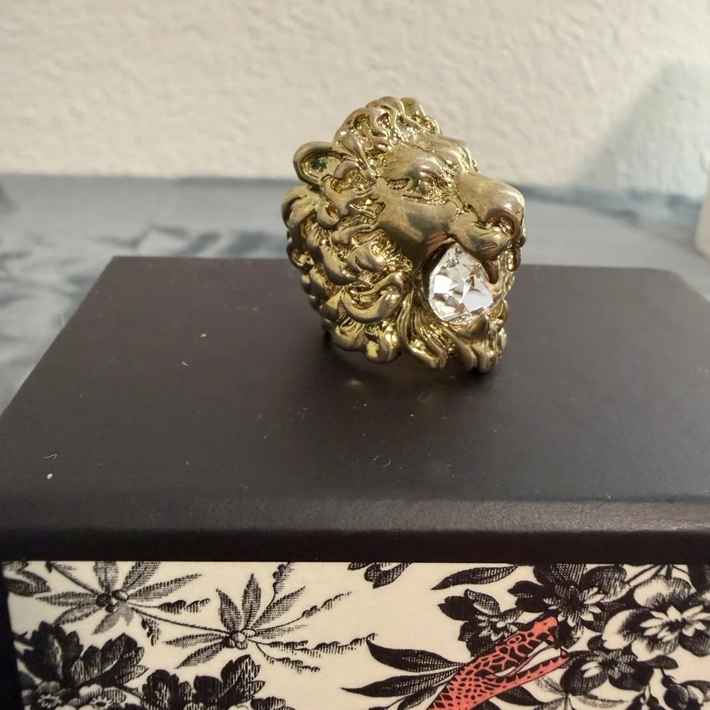 BRAND NEW Gucci Gold Lion Head Clear Crystal Size 10 / X-Small / 5.25